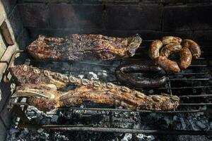 parilla, A la parrilla salchichas y vaca carne , tradicional argentino cocina foto