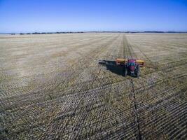 tractor y sembradora, directo siembra en el pampa, argentina foto