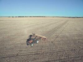 tractor y sembradora, directo siembra en el pampa, argentina foto