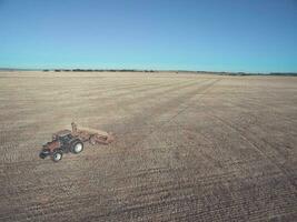 tractor y sembradora, directo siembra en el pampa, argentina foto