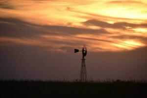 molino en el campo, a atardecer, pampa, argentina foto