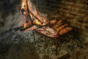 vaca costillas carne a la parrilla, cocinado con madera fuego, la pampa, argentina foto