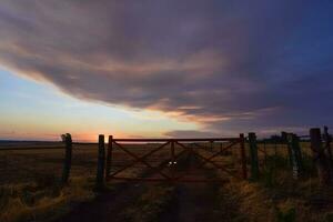 amenazante nubes a puesta de sol foto