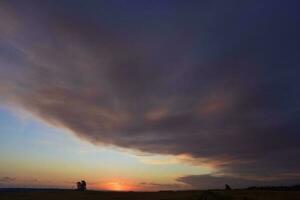 amenazante nubes a puesta de sol foto