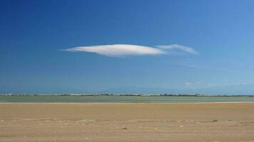 uno pedazo de nube, en pie aún, giratorio en sí mismo video