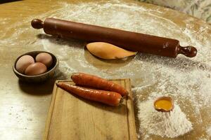 huevo masa para fideos, con ingredientes en el mesa. foto