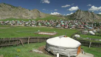 une traditionnel coloré ville dans mongol la géographie video