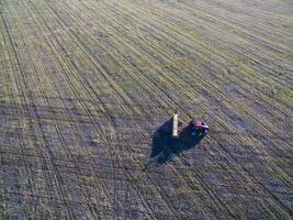 tractor y sembradora, directo siembra en el pampa, argentina foto