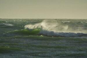 olas con fuerte viento después un tormenta, Patagonia, argentina. foto