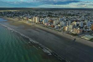 puerto madryn ciudad, Entrada portal a el península valdés natural reservar, mundo patrimonio sitio, Patagonia, argentina. foto