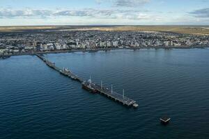 puerto madryn ciudad, Entrada portal a el península valdés natural reservar, mundo patrimonio sitio, Patagonia, argentina. foto