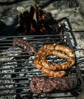 parilla, A la parrilla salchichas , tradicional argentino cocina foto