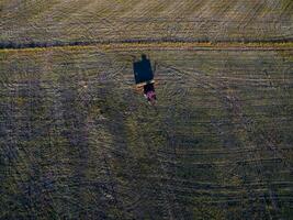 tractor y maquinaria agrícola , sembrando, la pampa, argentina foto