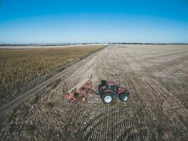 tractor y sembradora, directo siembra en el pampa, argentina foto