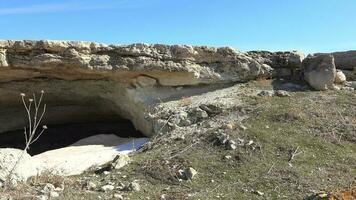 caverna consistindo do calcário pedras em terra do continente video