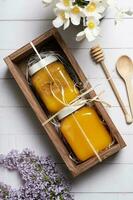 conjunto de frascos con miel y nueces miel en de madera caja parte superior vista, plano laico foto