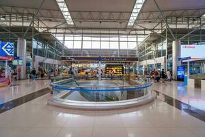 da lat, viet nam - 4 4 junio 2023 principal ver de derecho de retención khuong internacional aeropuerto. hermosa amarillo da lat aeropuerto edificio foto