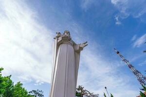 antiguo estatua de Jesús Cristo es el bueno pastor con el perdido oveja en su mano en Vietnam. foto