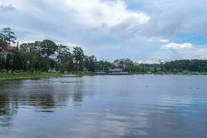 da lat, viet nam - 3 junio 2023 hermosa Mañana por xuan huong lago, da lat ciudad centro, justicia polla provincia, Vietnam foto