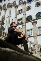 un estudiante explorador el animado calles de guanajuato, México, con el icónico Universidad edificio en el antecedentes foto