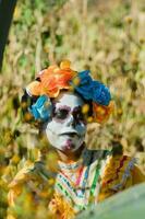 mexicano mujer en vistoso vestir y cráneo maquillaje en el mexicano Desierto cactus foto