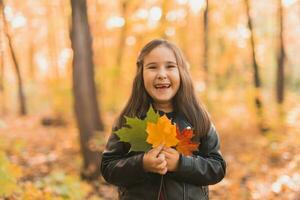 otoño retrato de linda pequeño asiático muchacha. niños, otoño y temporada concepto. foto
