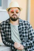 cerca arriba retrato hermoso hombre vistiendo Gafas de sol terminado urbano antecedentes - viaje vacaciones y verano fiesta concepto foto