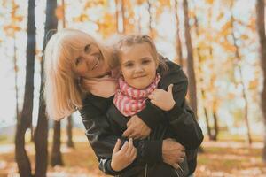 abuela con nieta en otoño parque. Generacion y familia concepto. foto