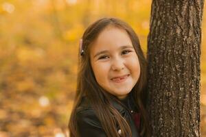 otoño retrato de linda pequeño asiático muchacha. niños, otoño y temporada concepto. foto