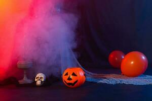 símbolo de Víspera de Todos los Santos. Jack-o-lantern en un oscuro antecedentes. Víspera de Todos los Santos tarjeta. lámpara en decoraciones antecedentes. foto