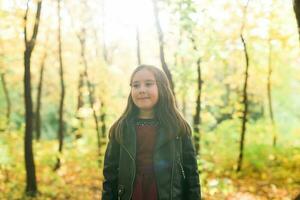 otoño retrato de linda pequeño asiático muchacha. niños, otoño y temporada concepto. foto