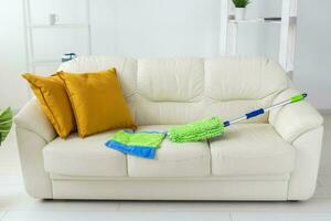 azul y verde el plastico fregona con ajustable encargarse de acostado en sofá - herramientas para limpieza servicios y Doméstico trabajo limpieza interna foto