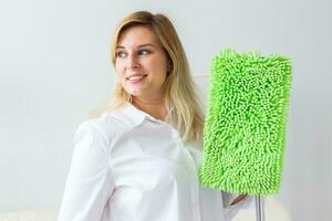 limpieza mujer participación un enjugador de goma fregona - casa limpieza concepto foto