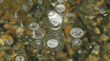 gefroren Methan Luft Luftblasen gefangen unter ein dick Scholle glasig Eis im See video