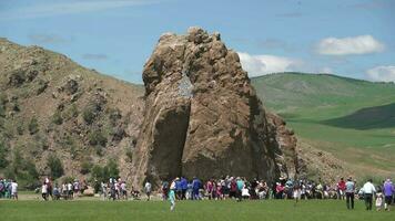 Tourist religiös Zeremonie Symbol Taikhar Chuluu Felsen im Arkhangai Aimag, Mongolei video