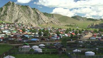 een traditioneel kleurrijk stad en ger tenten in Mongolië video