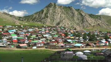 une traditionnel coloré ville et ger tentes dans Mongolie video