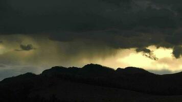 des pluies sur montagnes à lever du soleil video