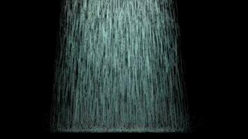 stark fließend Wasserfall bewirken Vorderseite Aussicht Mittel Größe oben Weiß Wasser auf das schwarz Bildschirm video