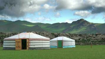 pequeno Vila do ger acampamento dentro a mongol estepe video
