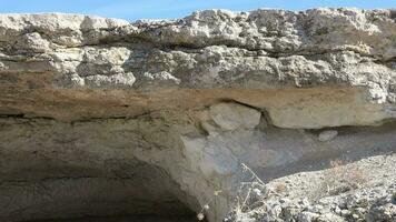 la grotte qui consiste de calcaire rochers sur sol de continent video