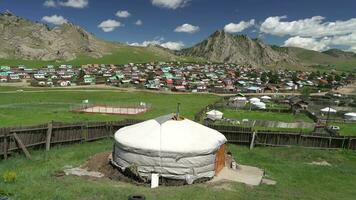 een traditioneel kleurrijk stad en yurts in Mongolië video