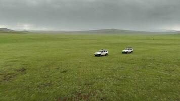 deux 4x4 suv voitures conduite dans le sans arbres vaste Prairie video