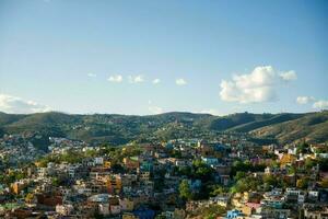 guanajuato, descubrir el vibrante paisaje urbano con iluminado edificios, iluminado por las estrellas cielo, y encantador encanto foto