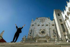 un estudiante explorador el animado calles de guanajuato, México, con el icónico Universidad edificio en el antecedentes foto