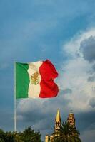 el mexicano bandera se eleva alto en contra el cielo, simbolizando nacional orgullo durante el evento. foto