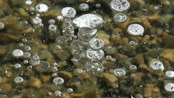 congelato metano aria bolle intrappolati sotto un' di spessore floe vetroso ghiaccio nel lago video