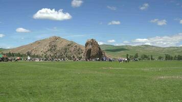 turista religioso cerimonia simbolo taikhar chuluu roccia nel arkhangai aimag, Mongolia video