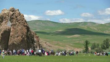 turista religioso ceremonia símbolo taikhar chuluuu rock en arkhangai objetivo, Mongolia video