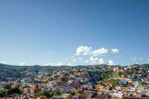 guanajuato, descubrir el vibrante paisaje urbano con iluminado edificios, iluminado por las estrellas cielo, y encantador encanto foto